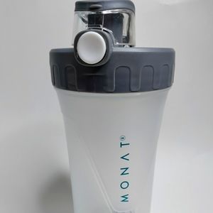 Monat shake bottle